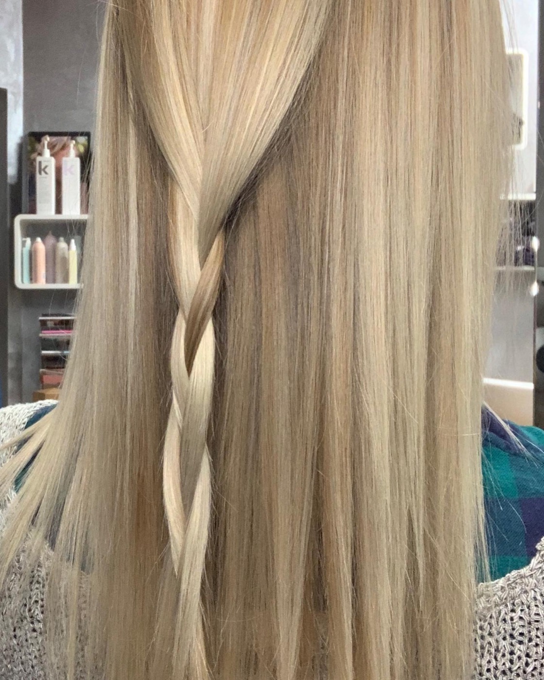 Lange blonde Haare mit eingearbeitetem Zopf