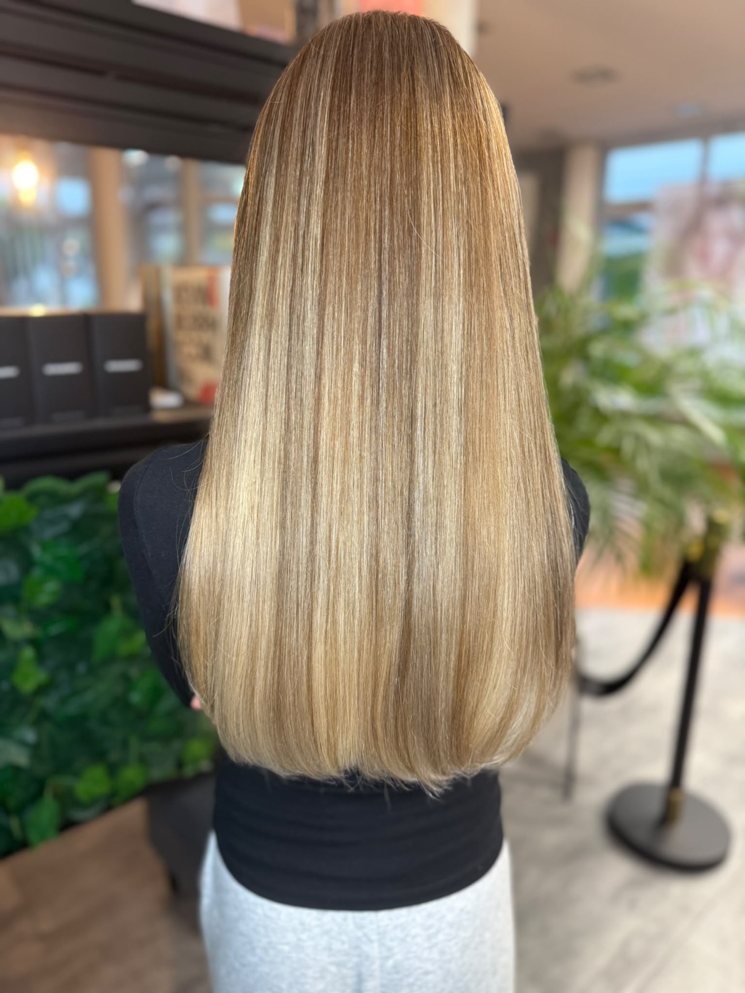 Lange, glatte Haare in Blond mit feinen Strähnen