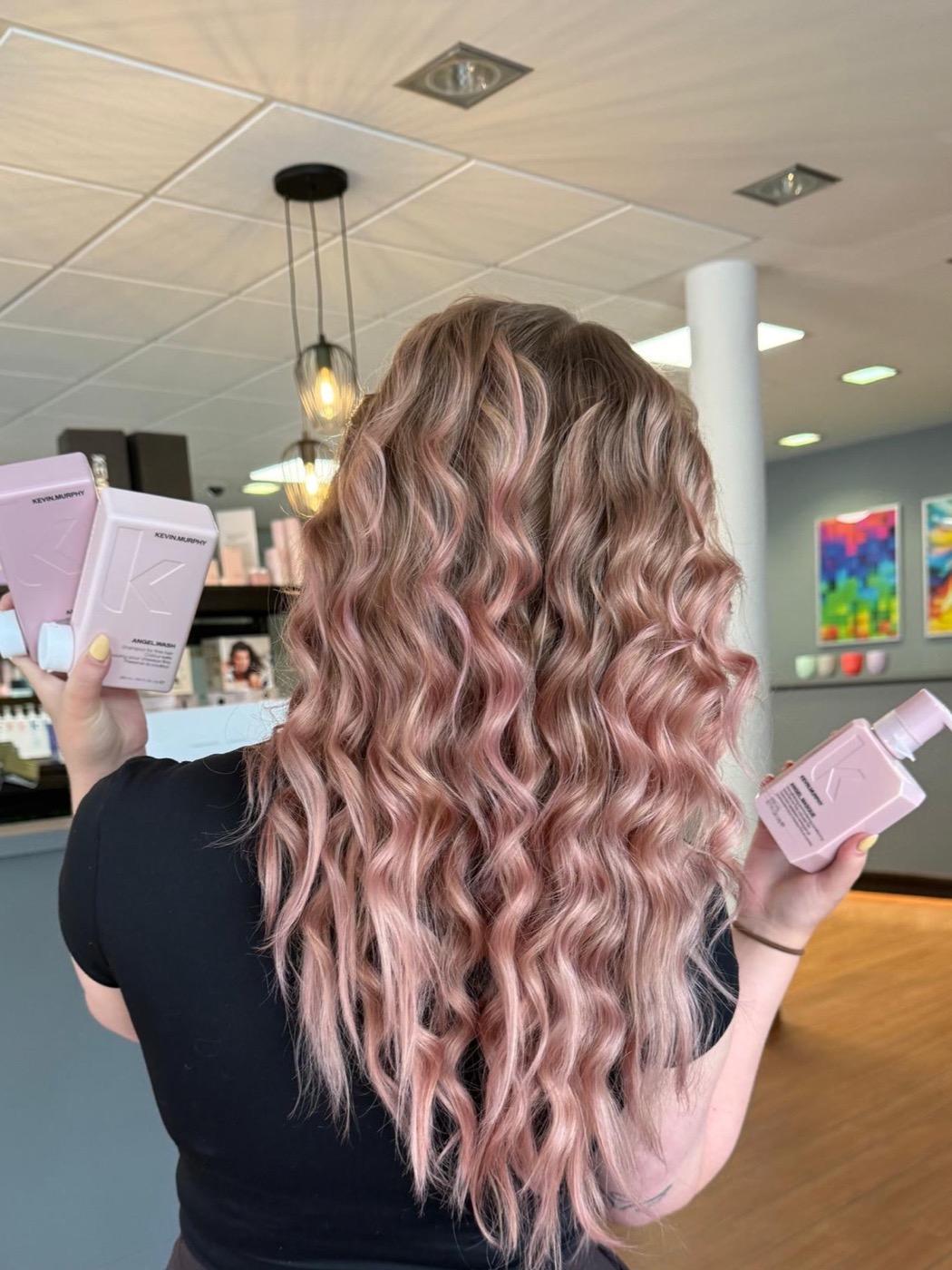 Lange, gewellte Haare in zartem Rosé, dazu Kevin.Murphy ANGEL Pflegeprodukte
