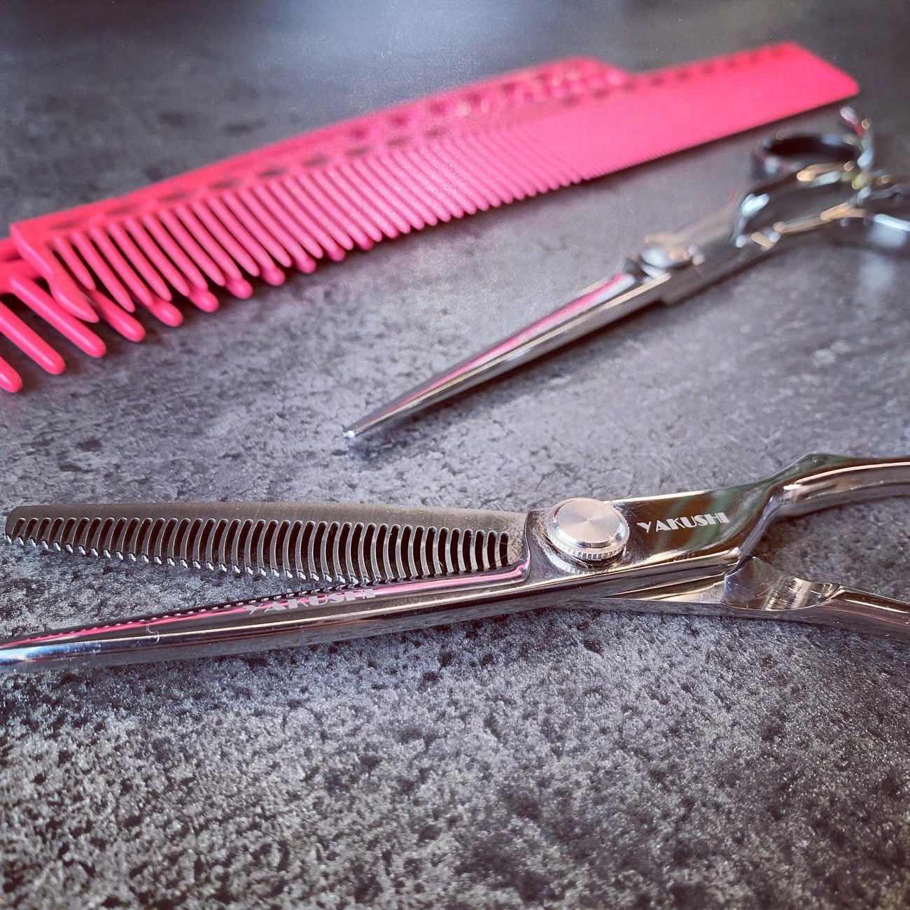 Friseurschere und Kamm