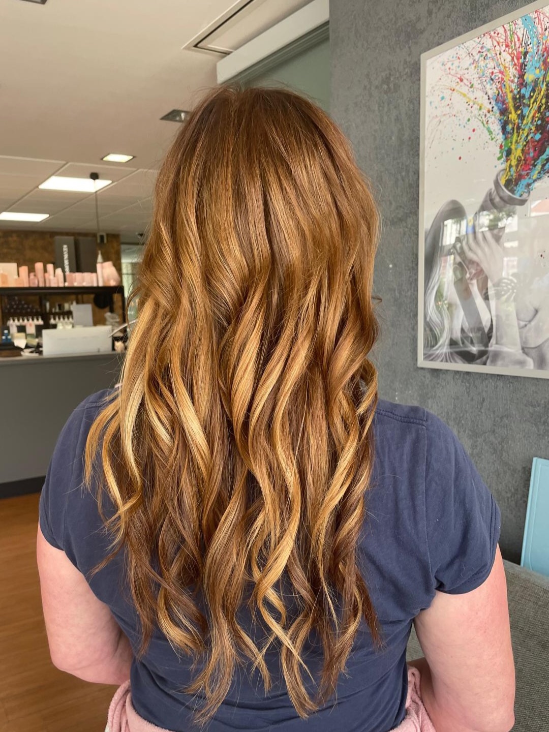 Lange Haare mit Extensions in warmen Karamell- und Kupfertönen
