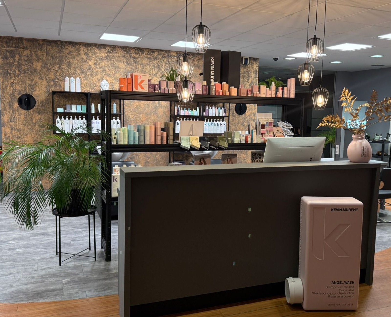 Warm beleuchteter Empfangsbereich des Salons