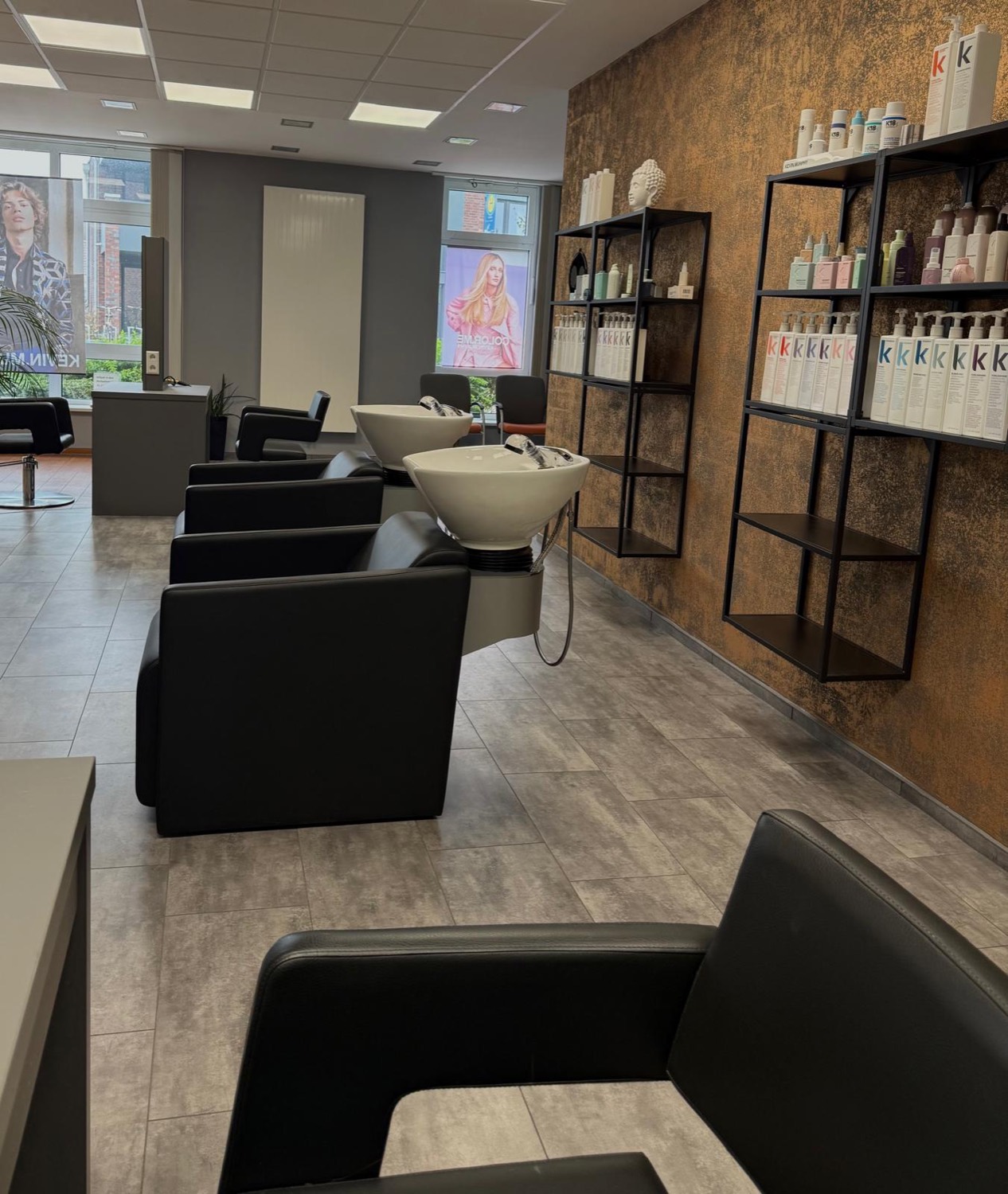 Waschplätze im LuxusHaar Salon mit Kupferwand