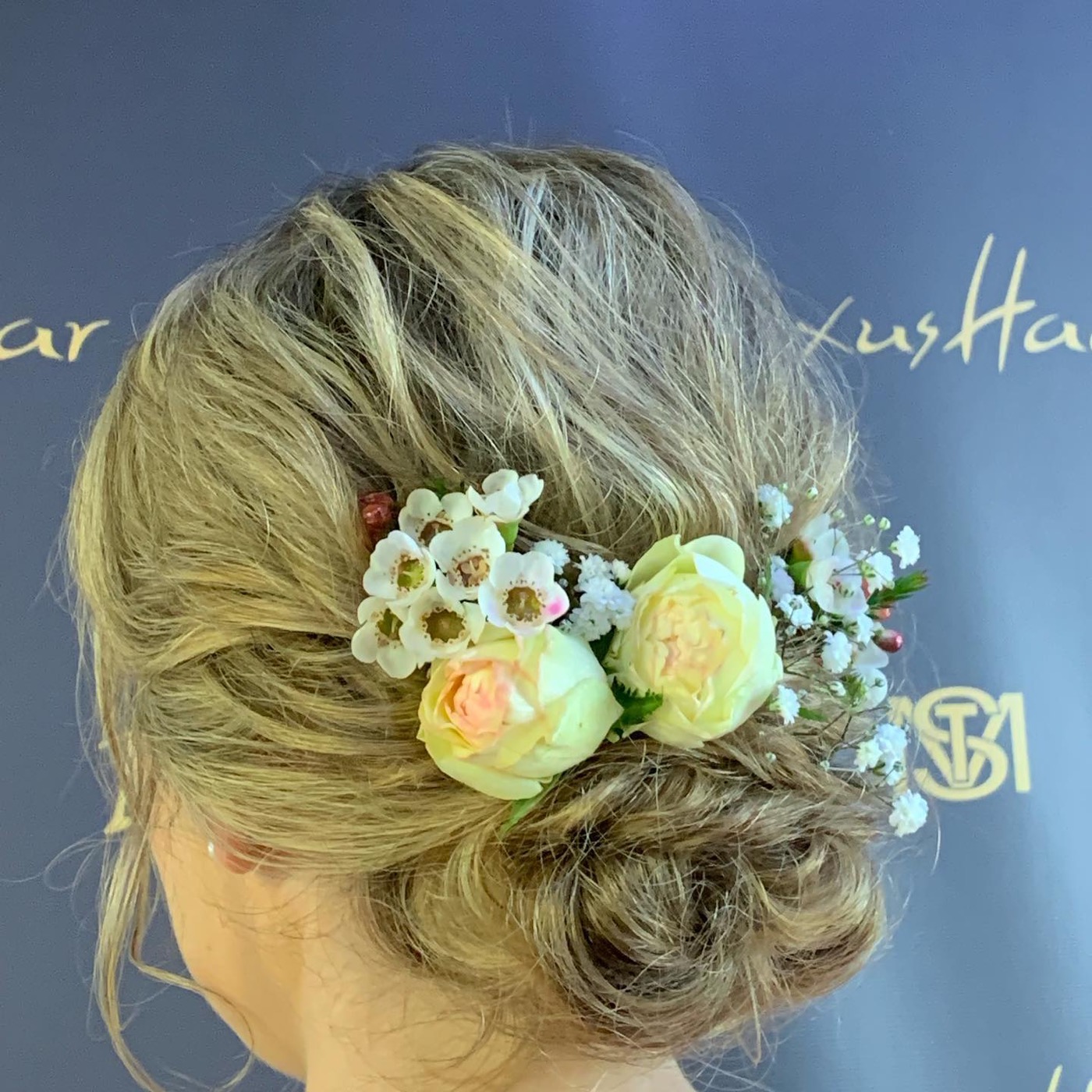 Brautfrisur, hochgesteckt mit Blüten